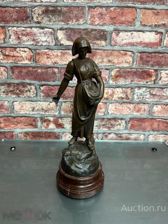 Антикварная статуэтка "Женщина сеятель ". Шпиатр, деревянный постамент. Франция, конец 19