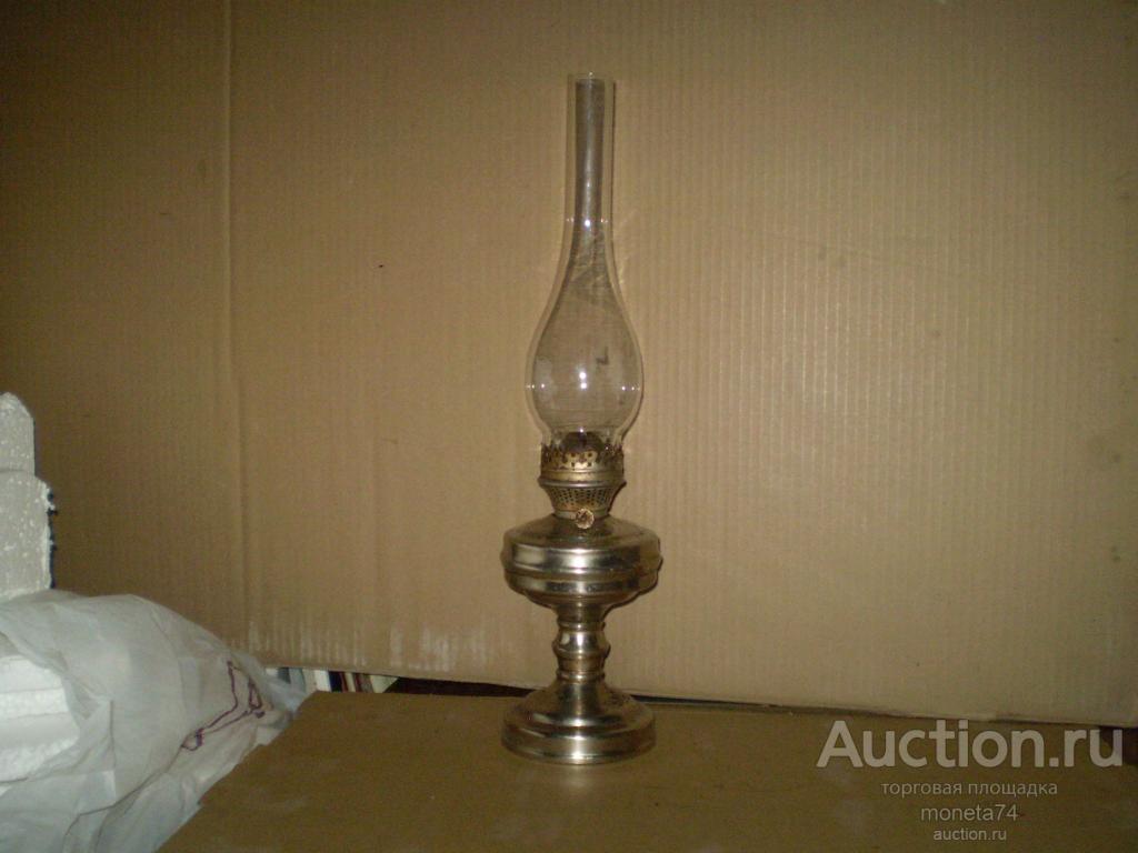 Металлическая керосиновая лампа с колбой.