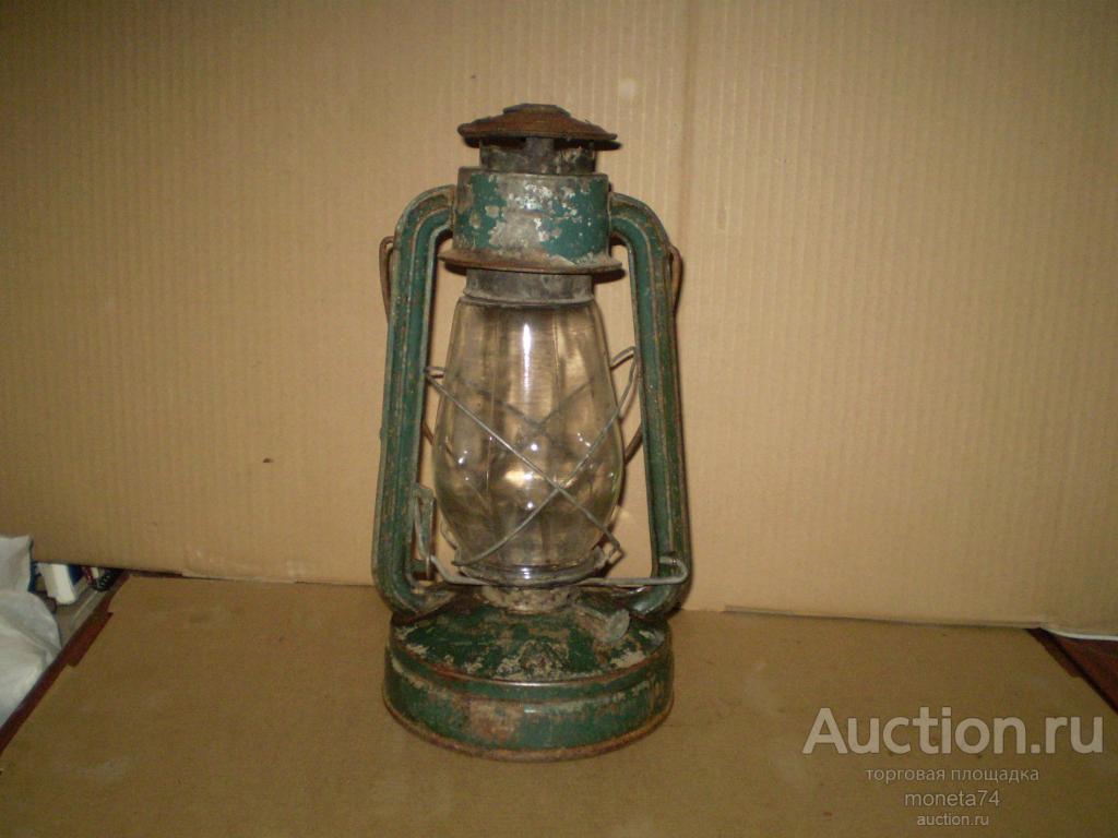 Металлическая керосиновая лампа с колбой (белое стекло).