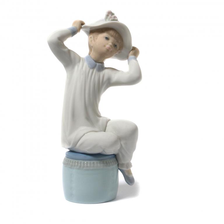 Фарфоровая фигура "Девочка в шляпе". Lladro