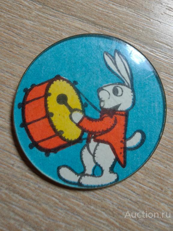 ЗНАК ДЕТСКИЙ ГЕРОИ МУЛЬТФИЛЬМОВ И СКАЗОК ЗАЯЦ МУЗЫКАНТ С БАРАБАНОМ ЛЕСНОЙ ОРКЕСТР