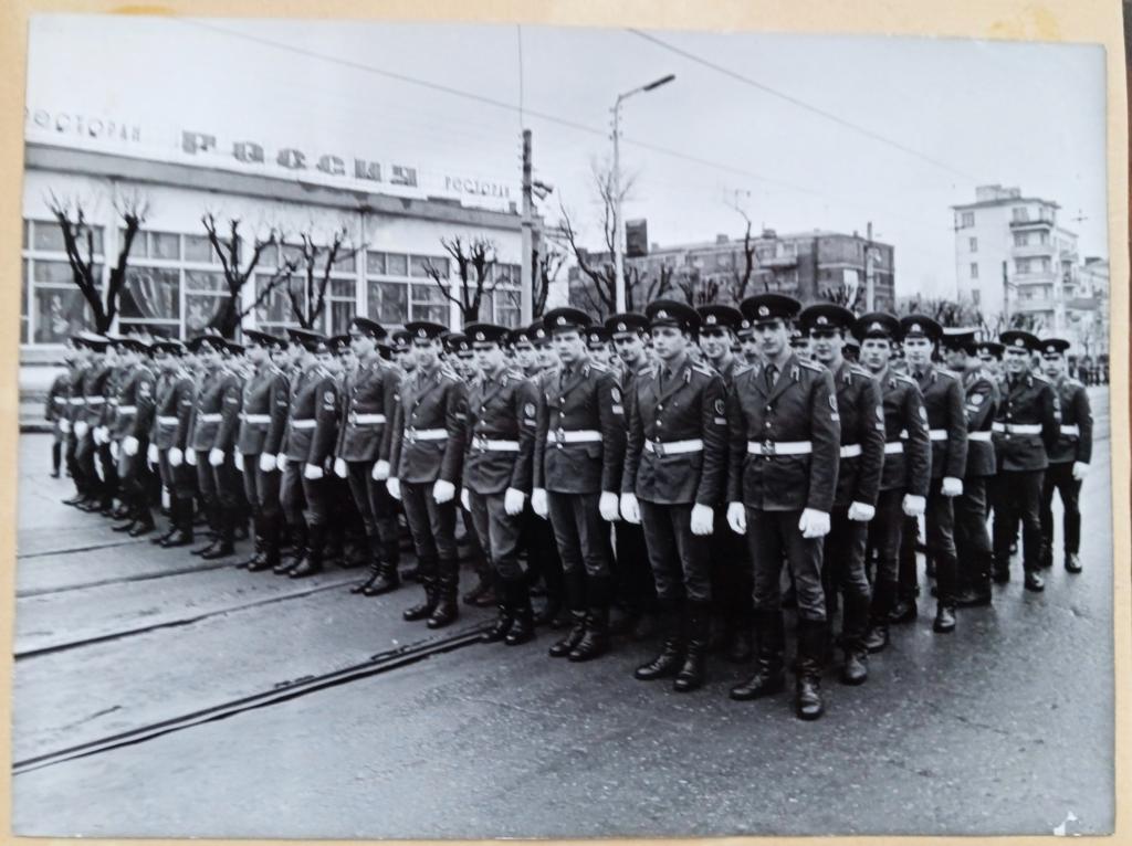 Фото. Курсанты Ивановского пожарно-технического училища  на параде. 1979г. 2