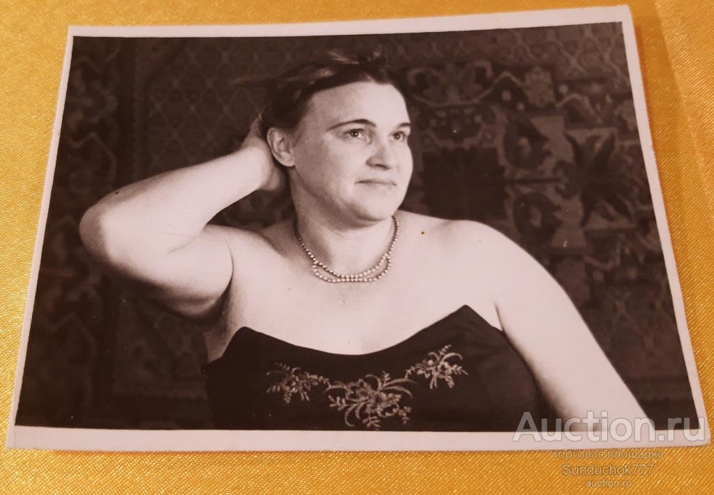 Женщина в платье с украшением на шее. ФотоПортрет. Мода Стиль. Фото 1962 год. 9 х 11,5 см.