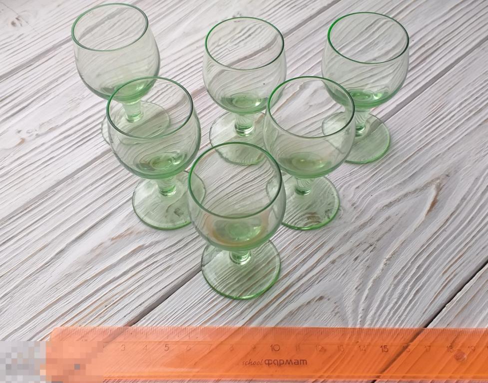 Набор рюмок зеленое стекло СССР сервировка стола 
