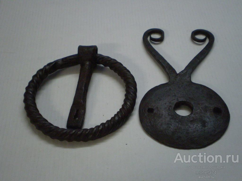 Кованная круглая ручка калитки с оригинальной накладкой.