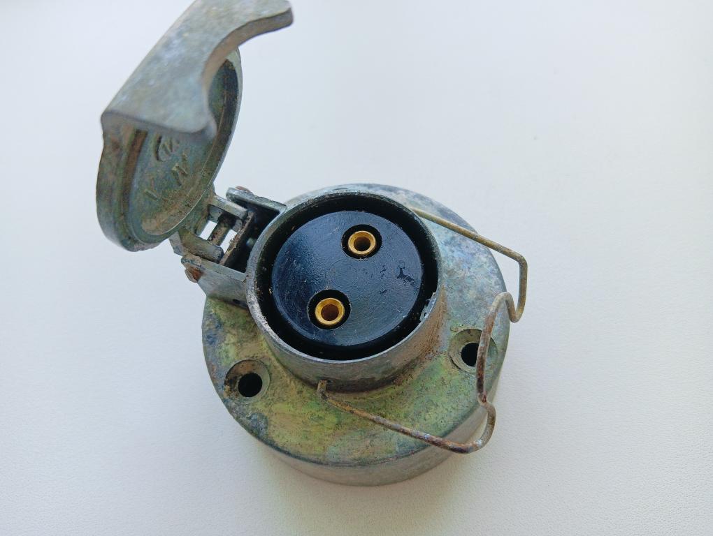 Розетка переносной лампы /12-24В, 6А, 2 контакта, металл,Сделано в СССР (5)