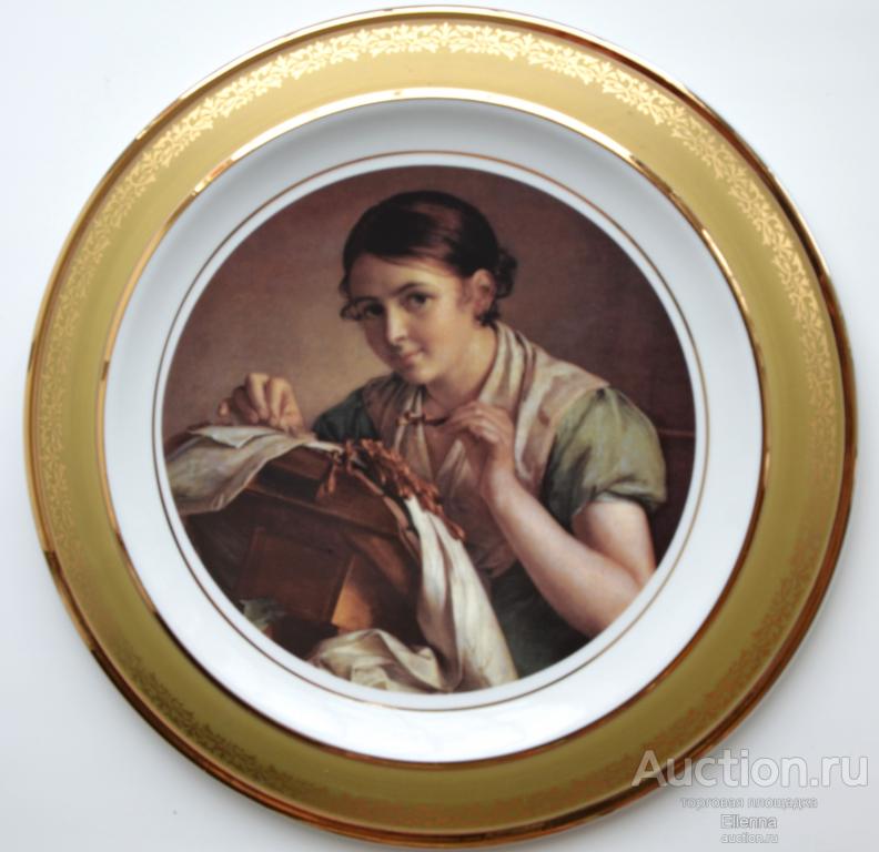 Дулево. Тарелка декоративная настенная  Кружевница 30 см Вышивальщица рукодельница картина