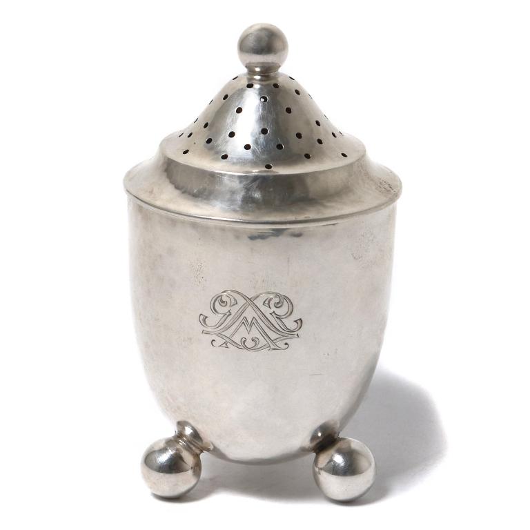 Серебряная солонка на ножках-шарах. Швеция, 1925 год.