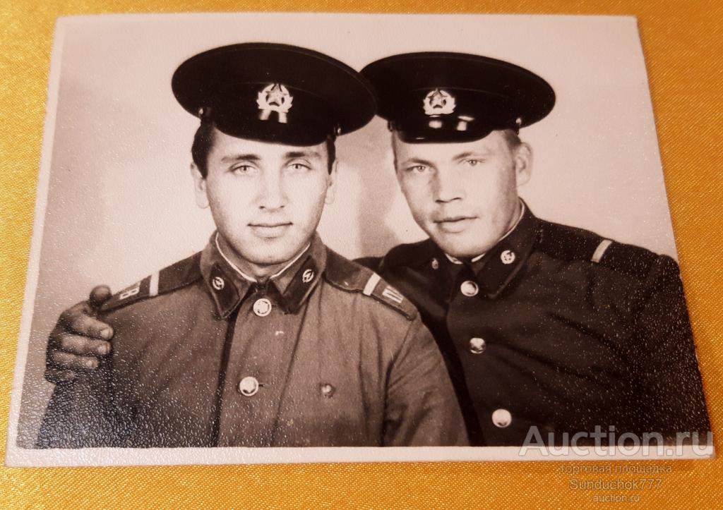 Советские Солдаты в фуражках. Друзья Фотопортрет. Вооружённые силы ...