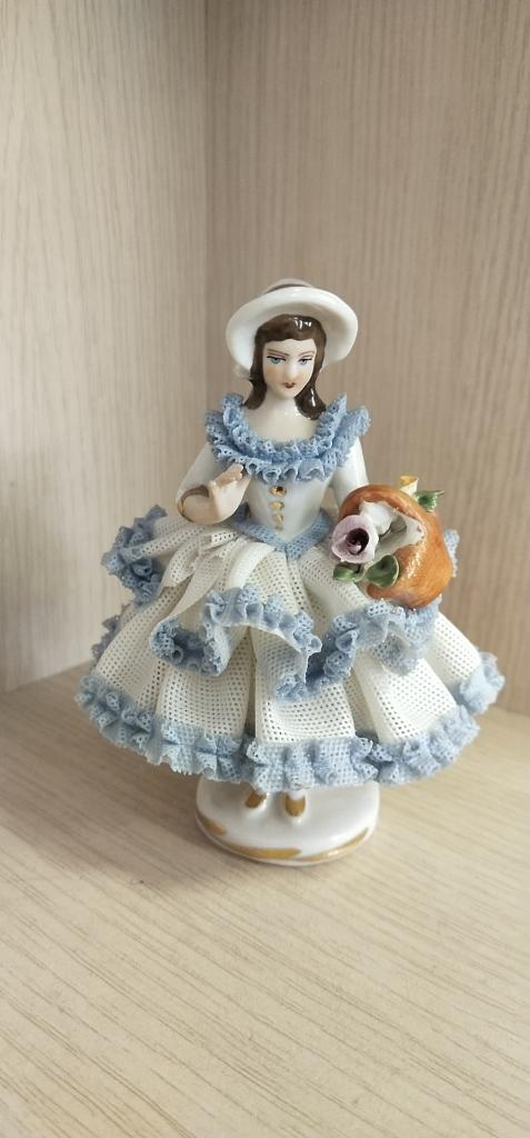 Фигурка " Дама с корзиной " Германия. Кружевной Фарфор. 4.