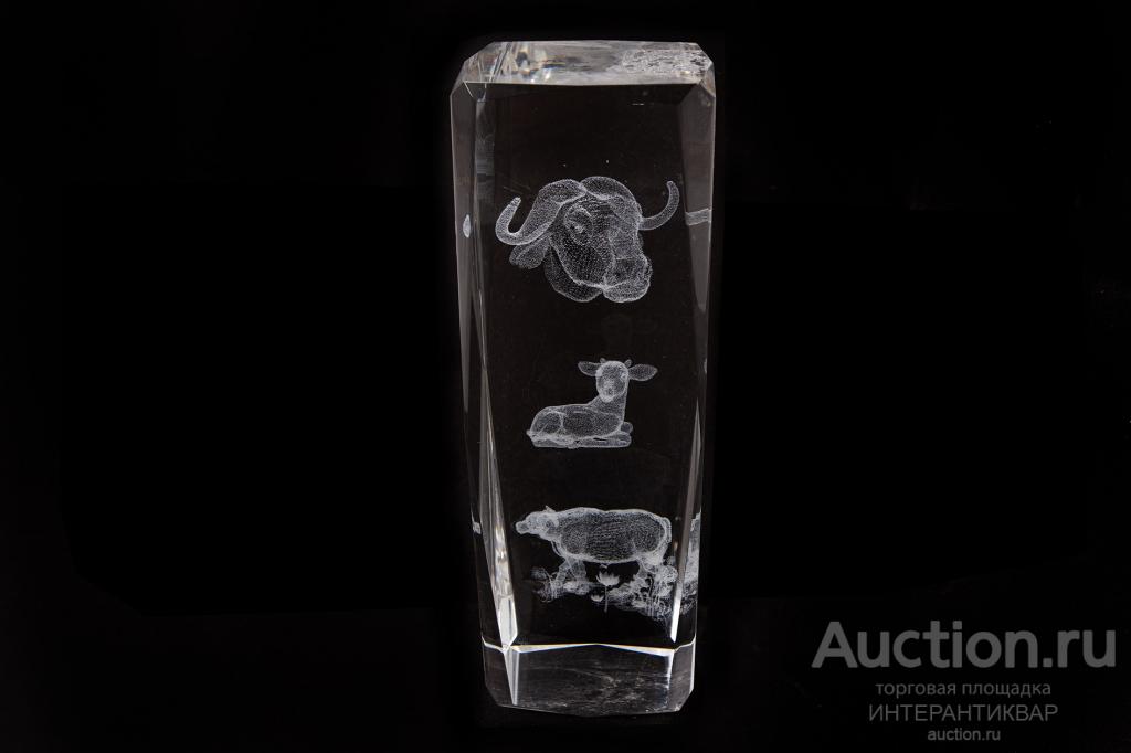 Стеклянная призма с лазерной 3D гравировкой – Год Быка 23АБ0814