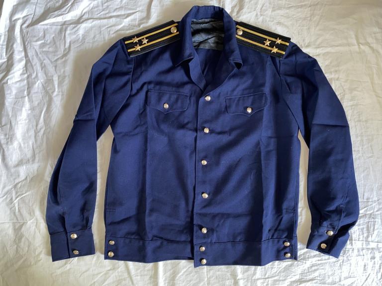 Куртка полушерстяная темно-синяя с погонами капитана 1 ранга в ВМФ СССР.
