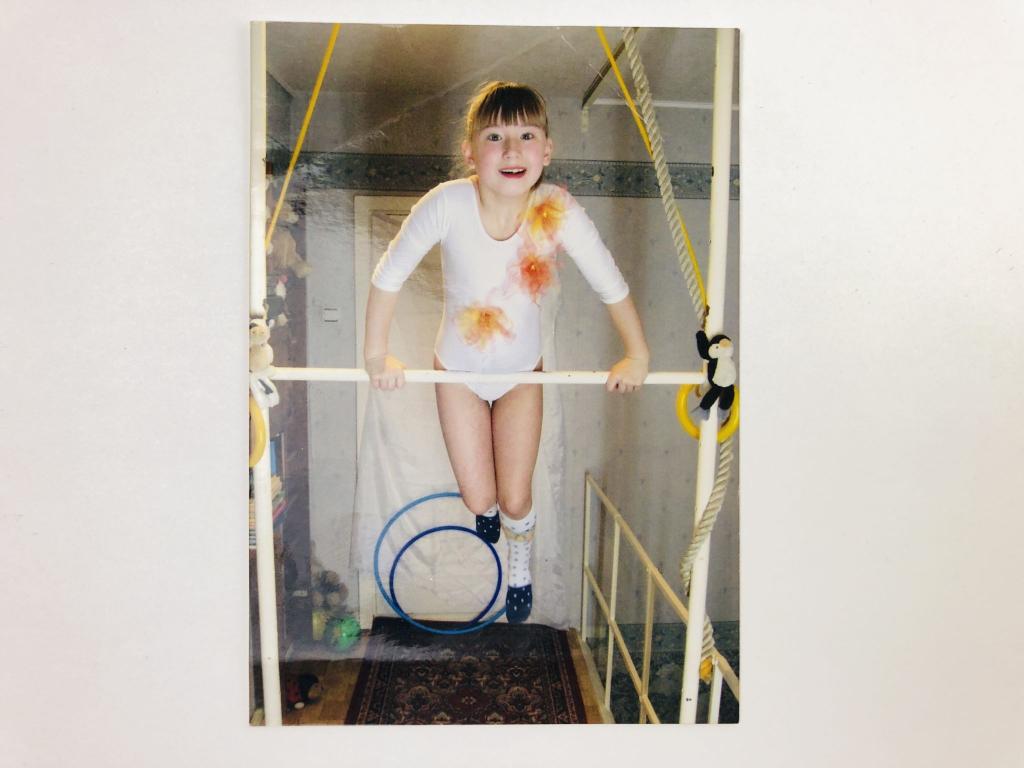 Фотография. Девочка - легкая атлетика. На турнике. 2006