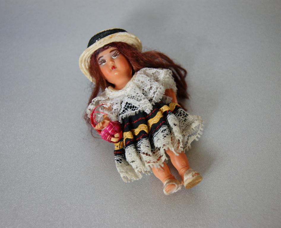 кукла испанка в национальном костюме