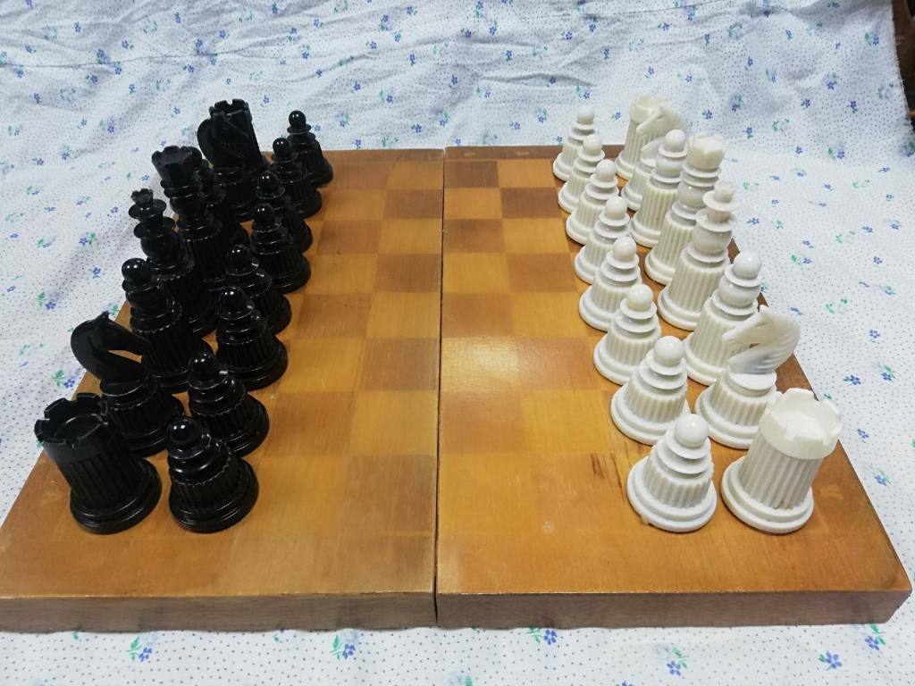 Шахматы СССР 60-е г.г. фигуры из карболита . Редкие !