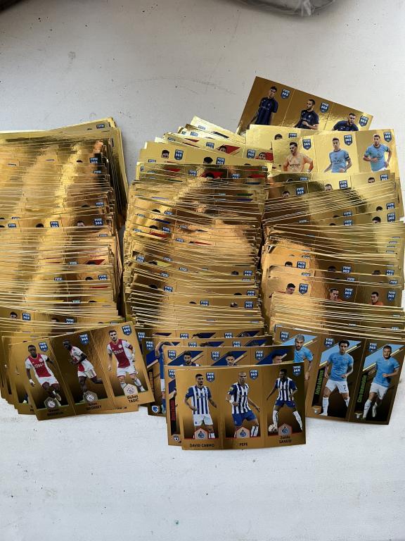 Наклейки Panini. FIFA 365. Золотые. 585 штук.