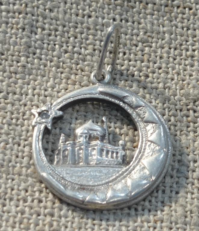 Кулон мусульманский в виде полумесяца с мечетью, серебро 2,62 гр., клеймо 925.