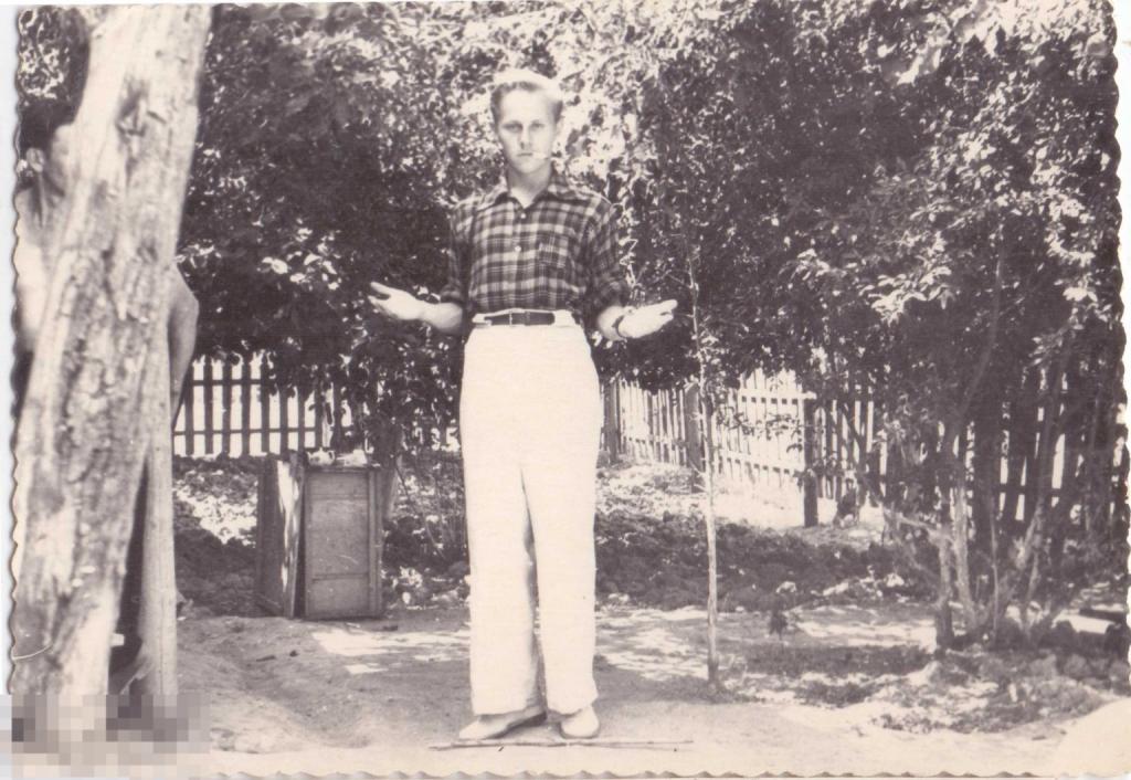 Юноша в белых брюках в саду. 1960-е гг.