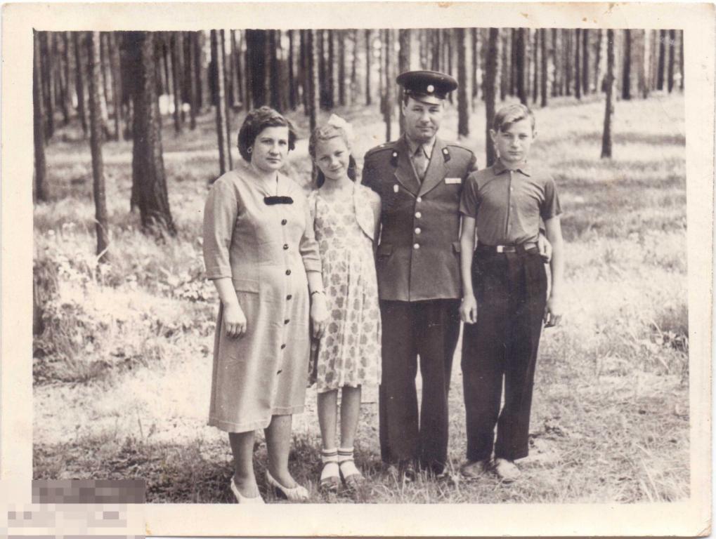 Семья майора войск химзащиты в лесу. 1961 г.