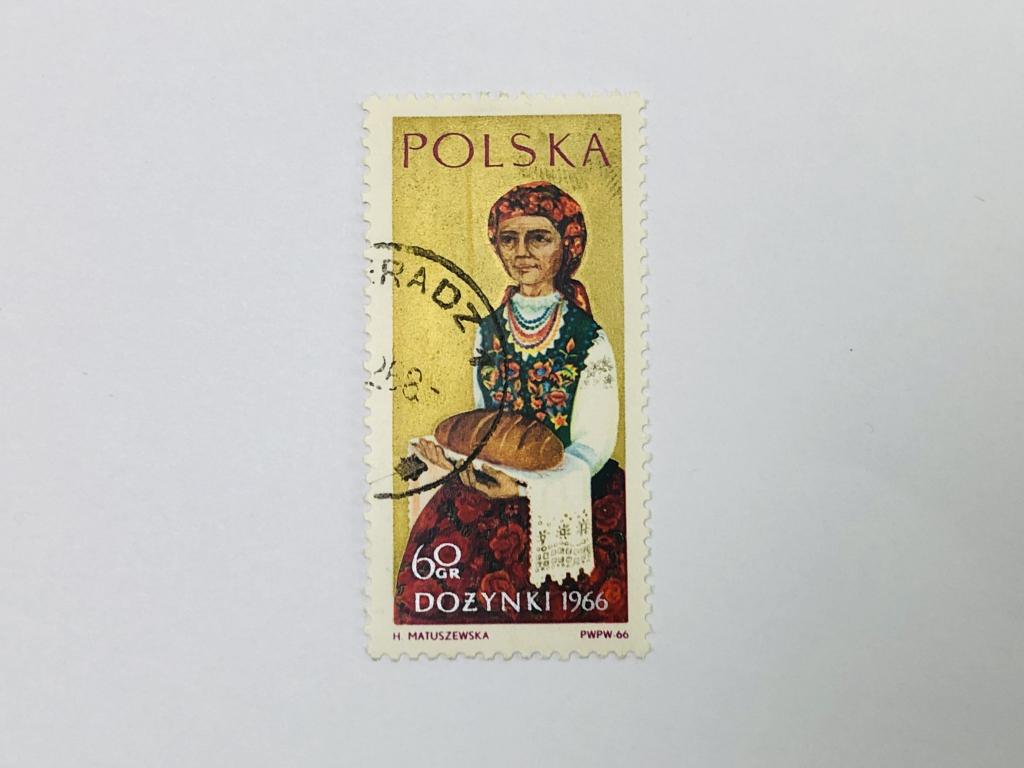 Праздник урожая. Женщина держит буханку хлеба. Польша. 1966. Михель: PL 1694. Гашен