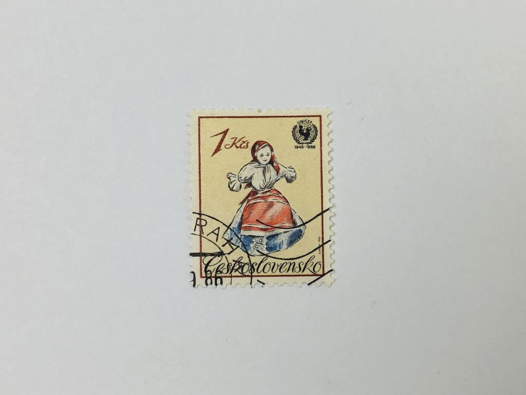 40-летие ЮНИСЕФ. Тряпичная кукла, Словакия. Искусство. Чехословакия. 1986. Михель: CS 2869. Гашен