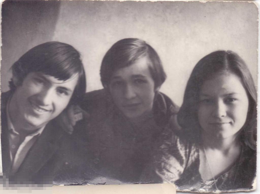 Двое юношей и одна девушка. 1960-70-е гг.