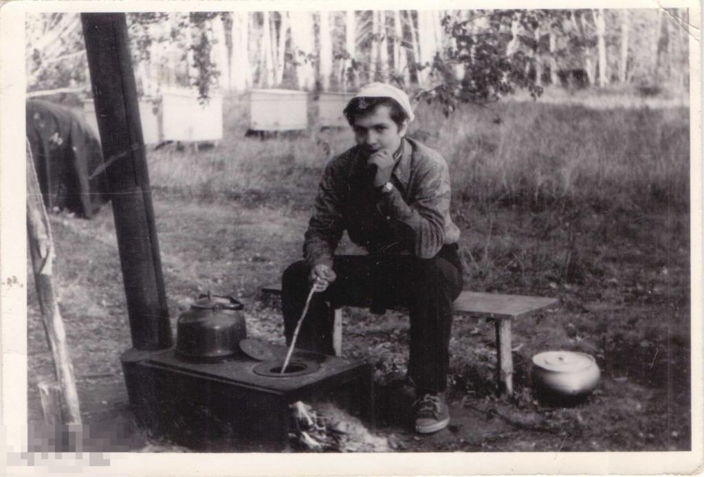 Юноша сидит у печки. Пасека, 1975 г.