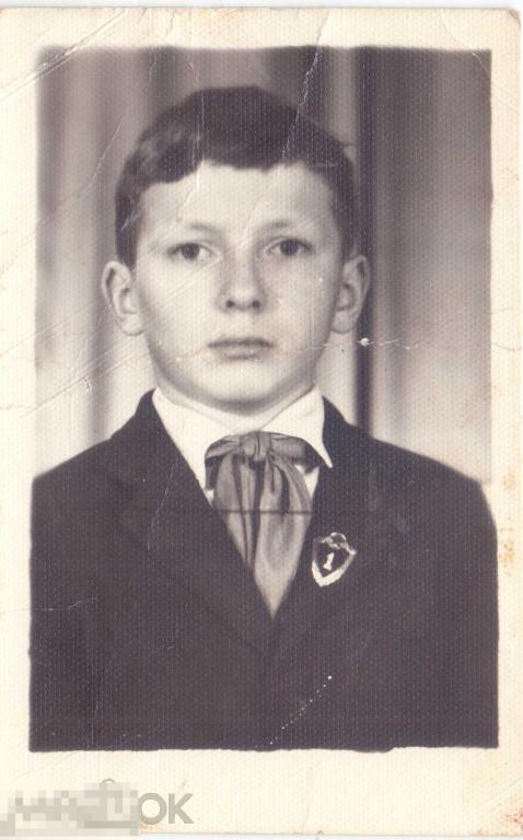 Мальчик школьник пионер со знаком солдатской классности. 1960-е гг.