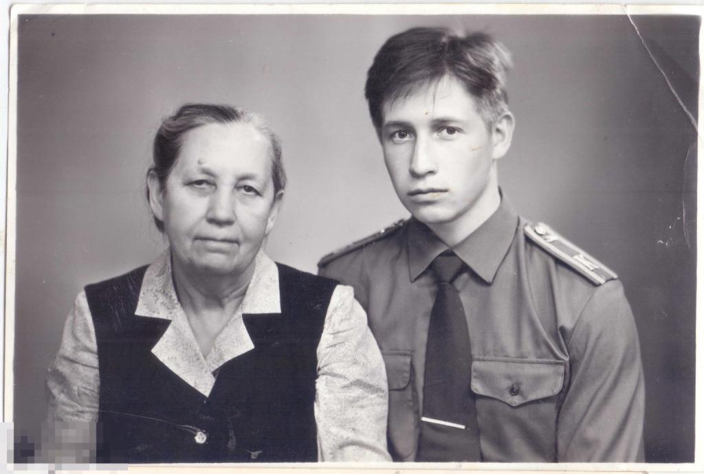 Курсант танкового училища Толик и тетя Клава. 1988 г.