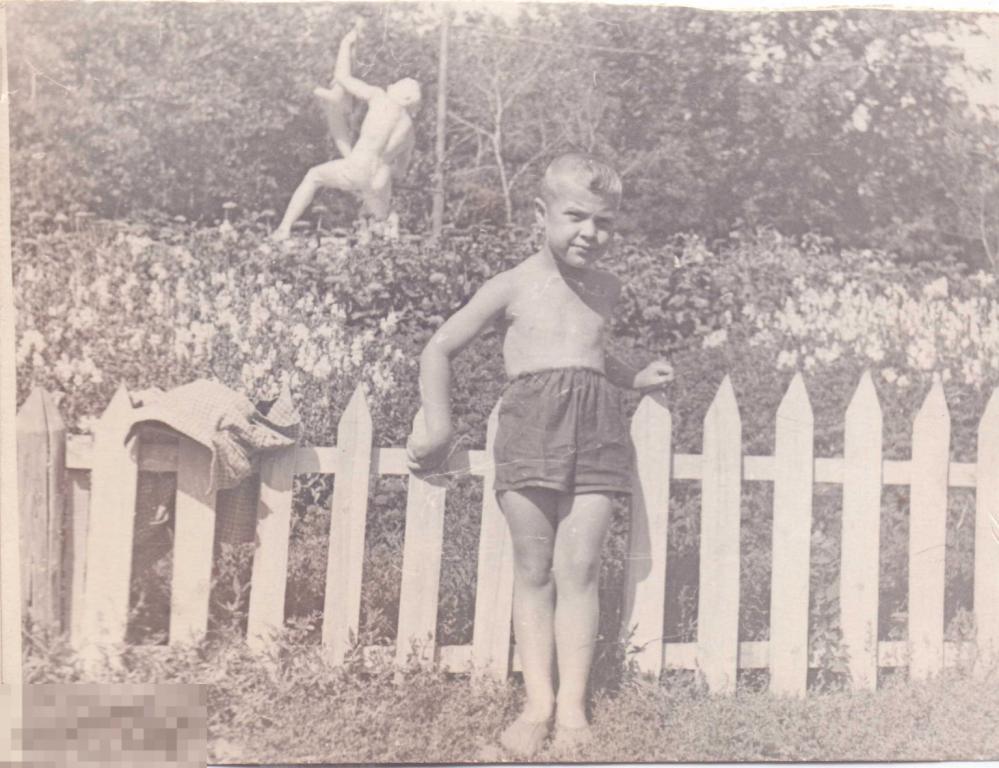 Маленький мальчик в трусах у забора. 1960-е гг.