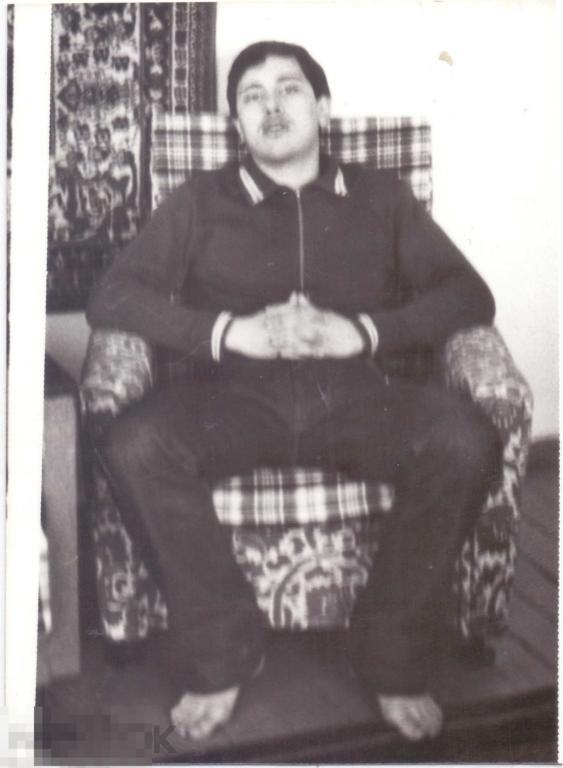 Босой юноша с усиками сидит на кресле. 1980-е гг. 