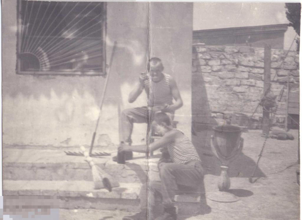 Два солдата в тельняшках в огневом городке. 1960-е гг.