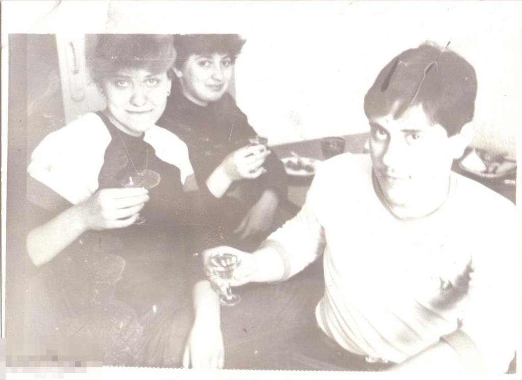 Юноша и две девушки поднимают рюмки с водкой. 1980-е гг.