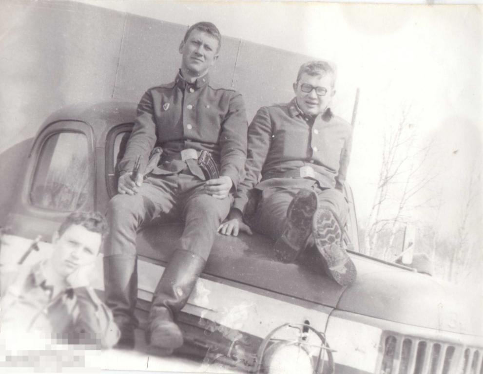 Два солдата ВВС сидят на капоте ЗИЛа, один стоит рядом. Камчатка, 1986 г.