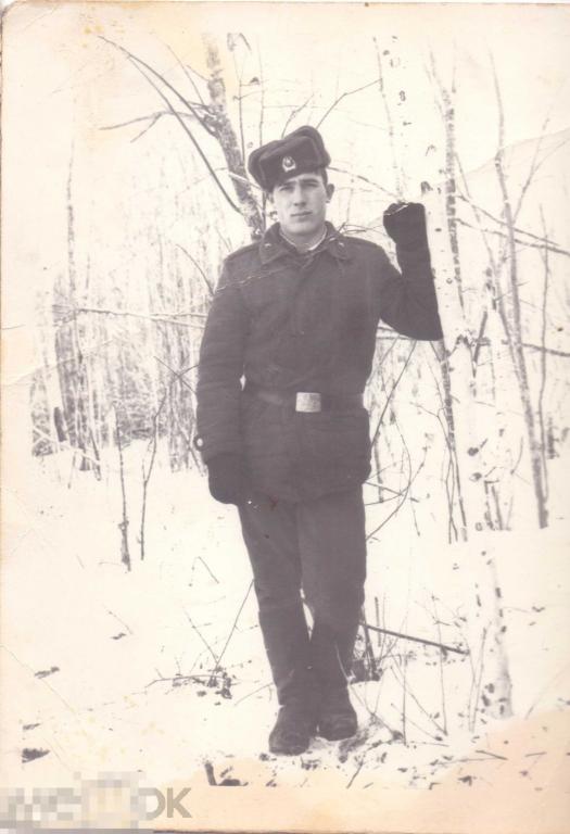 Солдат рядовой авиации у березки. Хабаровск, 1976 г.