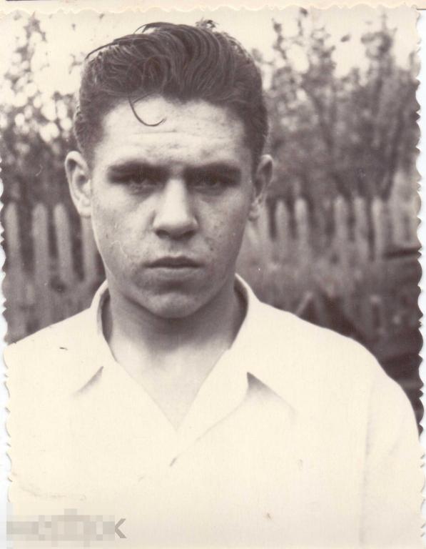 Юноша в белой рубашке на фоне забора. Начало 1960-х гг.