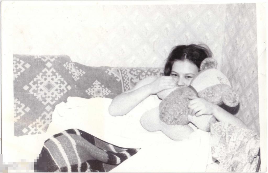 Девушка лежит с мягкой игрушкой. 1976 г.