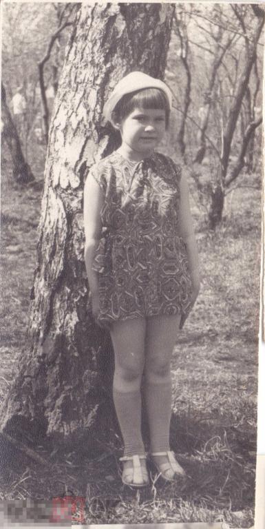 Маленькая девочка стоит у березы. 1960-е гг.