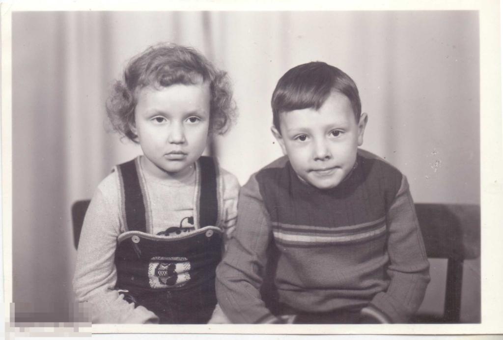 Маленькие мальчик и девочка сидят на стульях. 1980-е гг.