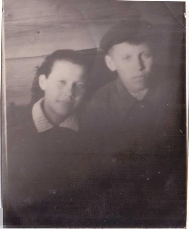 Мальчик с девочкой Рема и Нина. 1950-е гг.