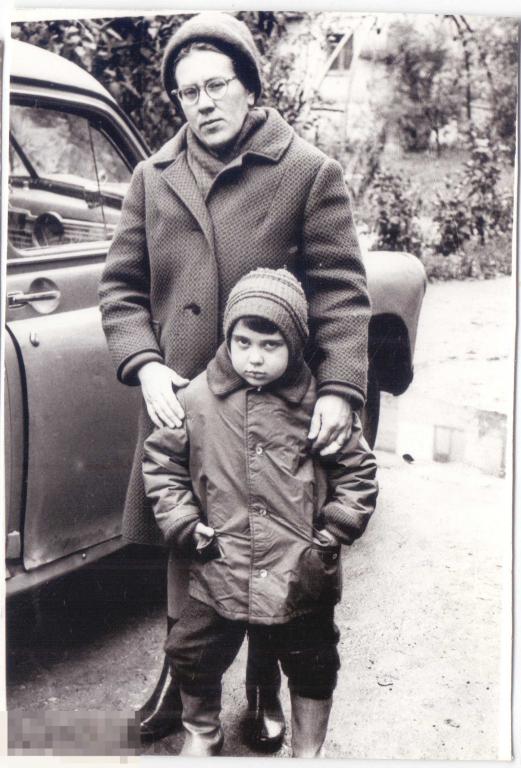 Мать с маленьким сыном у автомобиля. 1973 г.