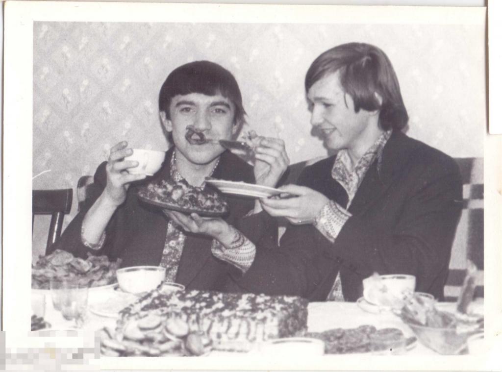 Двое юношей едят торт. 1970-е гг.