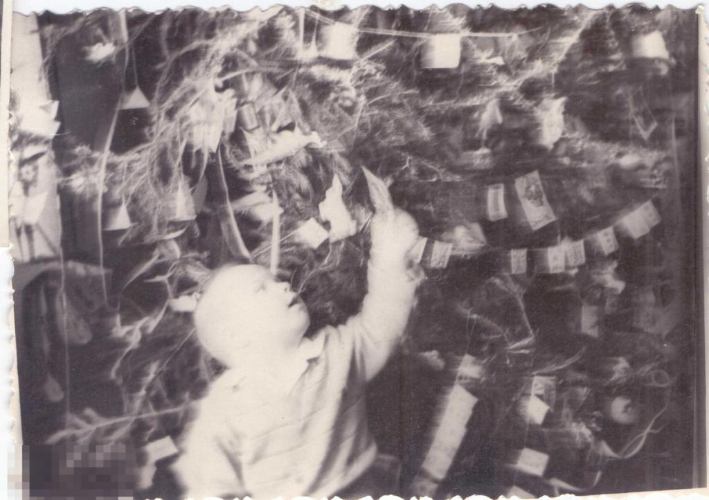 Маленький мальчик у новогодней елки с флажками. 1960-е гг.