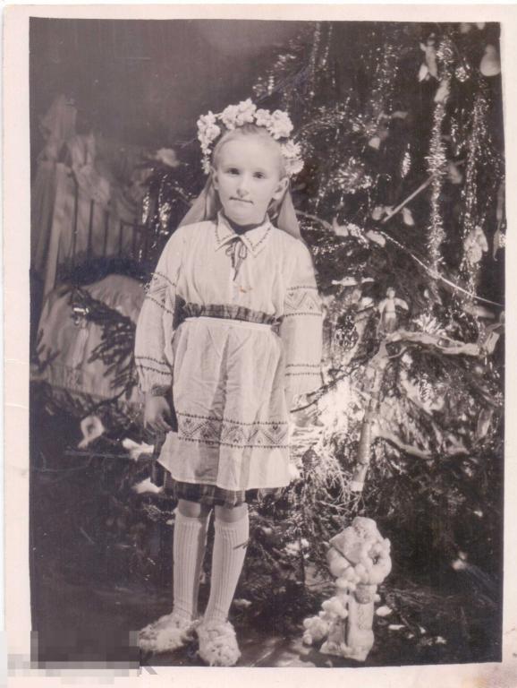 Девочка Надя в народном костюме в венке у новогодней елки. 1960-е гг.
