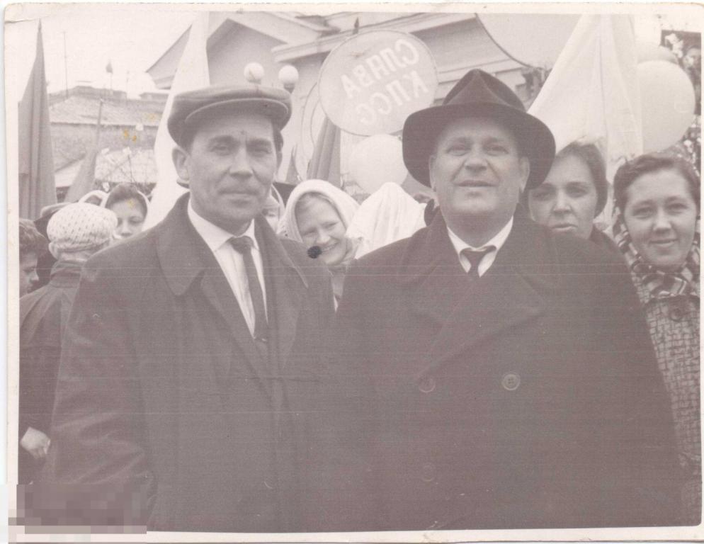 Шляпа и кепка на демонстрации. 1960-е гг.