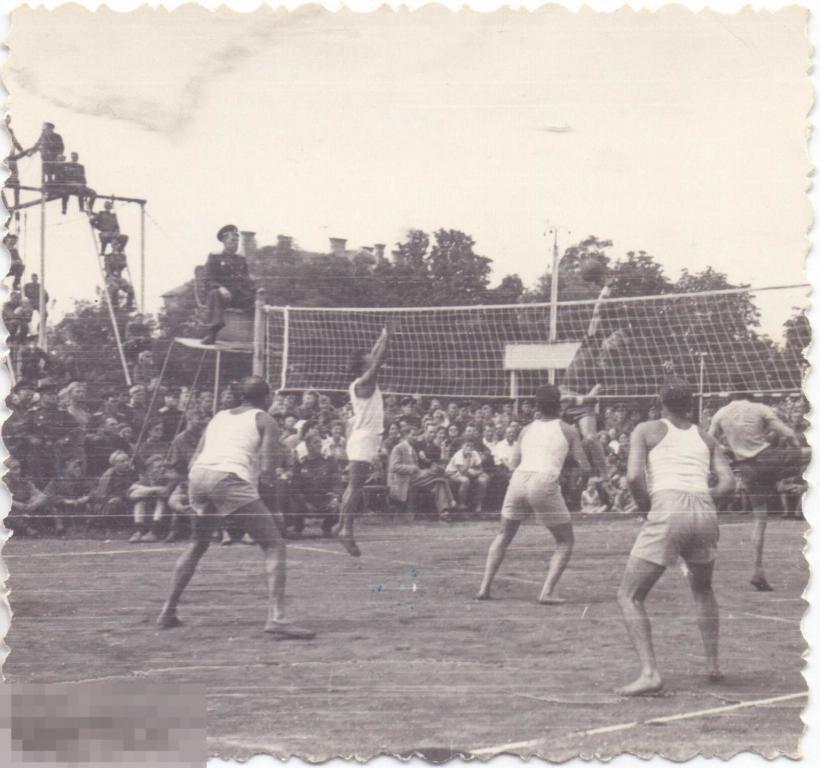 Офицеры играют в волейбол. 1960-е гг.