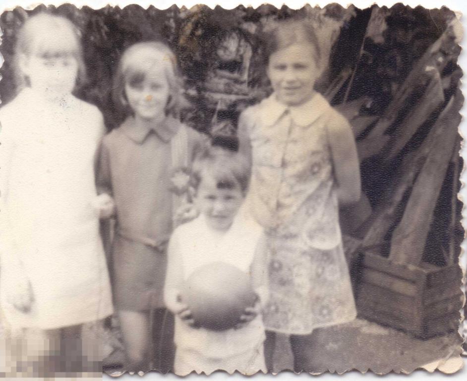 Куртамыш. Три маленьких девочки и один мальчик с мячом. 1960-е гг.
