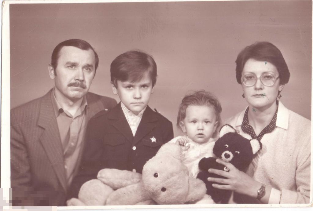 Семья: мама, папа, сын-октябренок и маленькая дочь с мягкими игрушками. 1985 г.