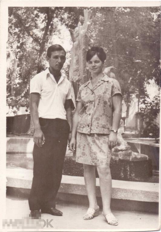 Мужчина с женщиной на фоне фонтана. 1960-е гг.