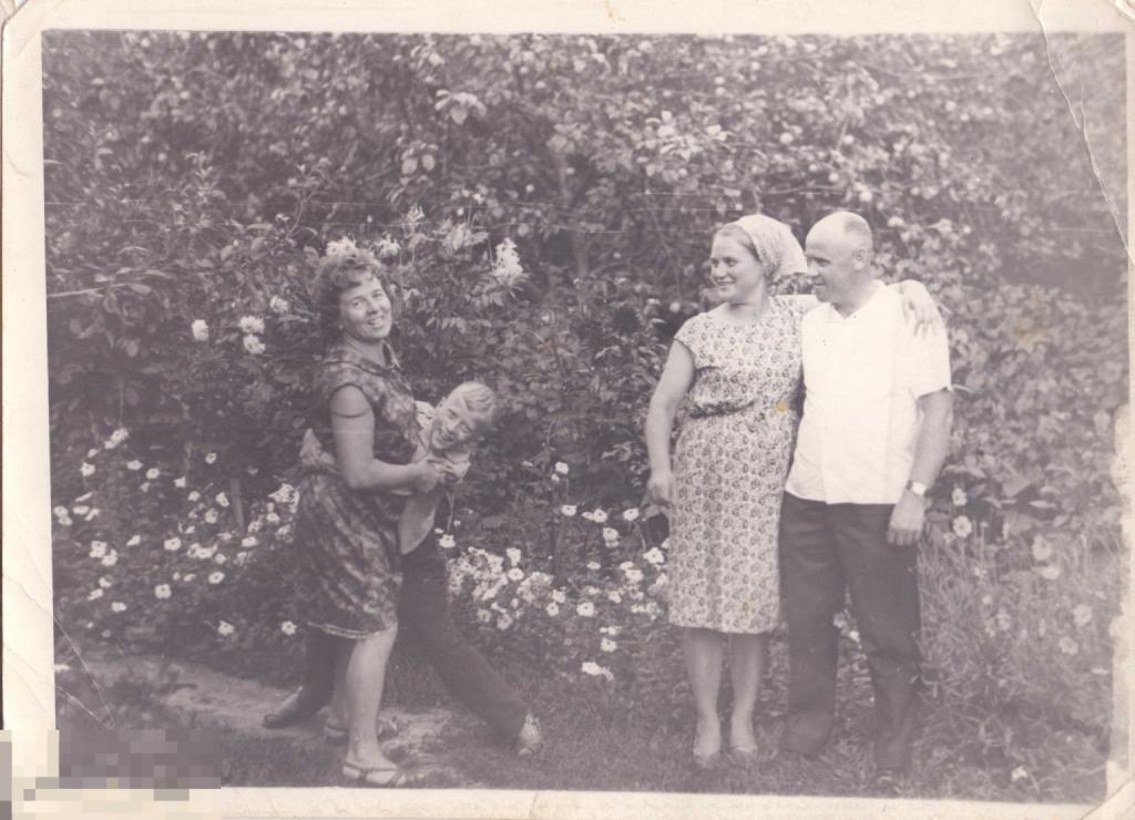 Семейная сценка в саду. 1950-60-е гг.